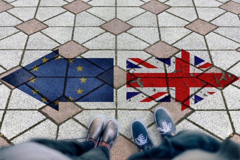 КОРОТКО О ГЛАВНОМ: прорыв Brexit, кому доверяют русские и латыши, коррупция в странах