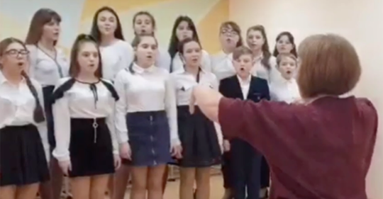 «Как хорошо, что ты кому-то нужен»: школьники встретили Путина песней