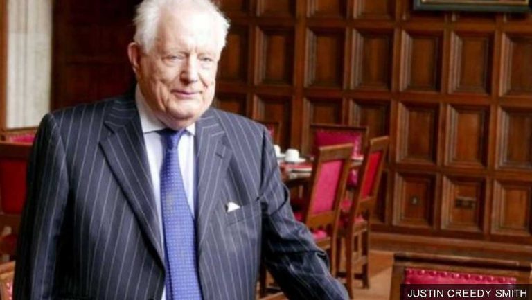 Лицемерная позиция церкви! 92-летний священник совершил каминг-аут
