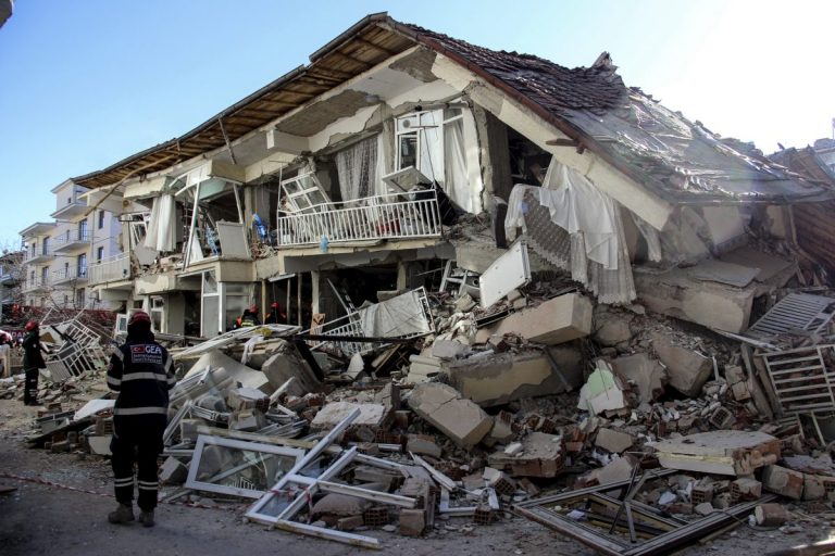 Мощное землетрясение в Турции унесло жизни 22 человек, более тысячи пострадали