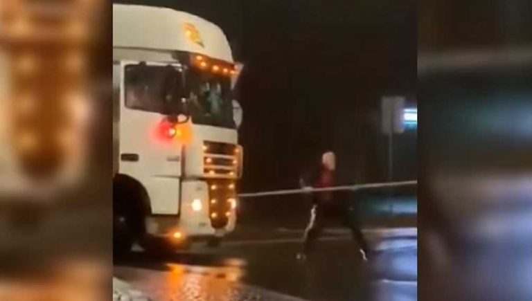 Я здесь главный! Поляк вырвал дорожный знак и напал на российский грузовик (ВИДЕО)