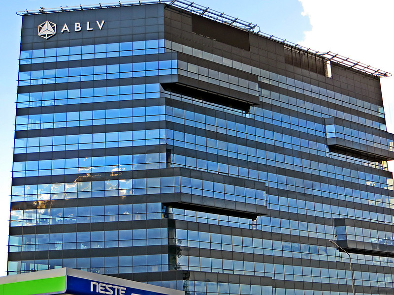 KNAB проводит в ликвидируемом ABLV Bank обыски, дело связывают с отмыванием 50 млн евро