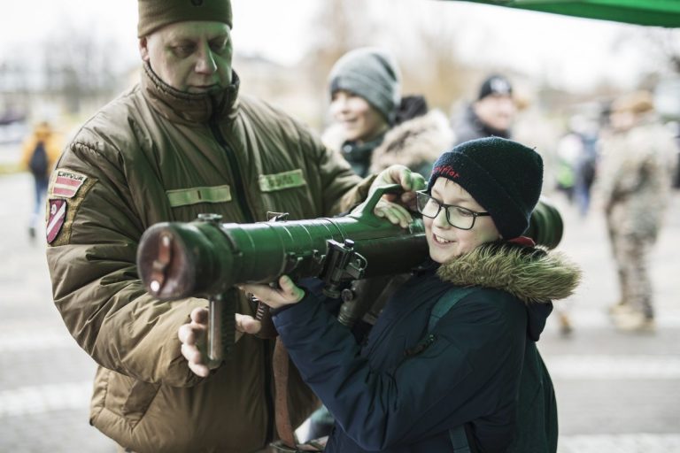 Непатриотизм или пацифизм? Исследователь пояснила, почему только треть жителей готовы сражаться за Латвию