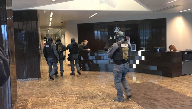 КОРОТКО О ГЛАВНОМ: одиночный пикет Шендеровича в Риге, снова трясут ABLV, коронавирус добрался до Европы