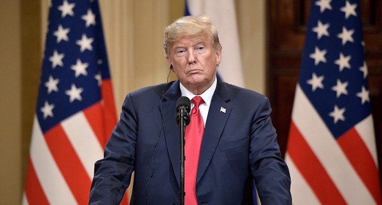 Трамп усложнил получение гражданства для небогатых
