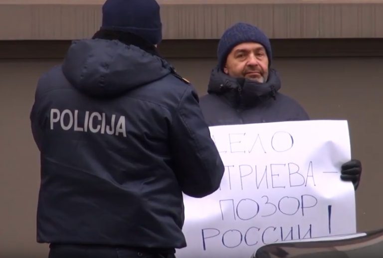 «Свободу исследователю сталинских лагерей!»: Шендерович провел пикет у посольства РФ в Риге