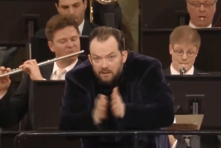 ВИДЕО: Андрис Нелсонс во время легендарного концерта в Вене дирижировал публикой