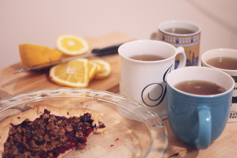 Вот это гостеприимство: пенсионерка напоила ворвавшегося грабителя чаем с пирогами