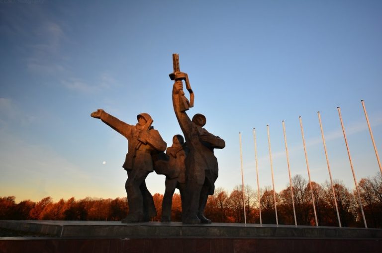 Ветераны в Латвии получат к 9 мая от России по 1000 евро