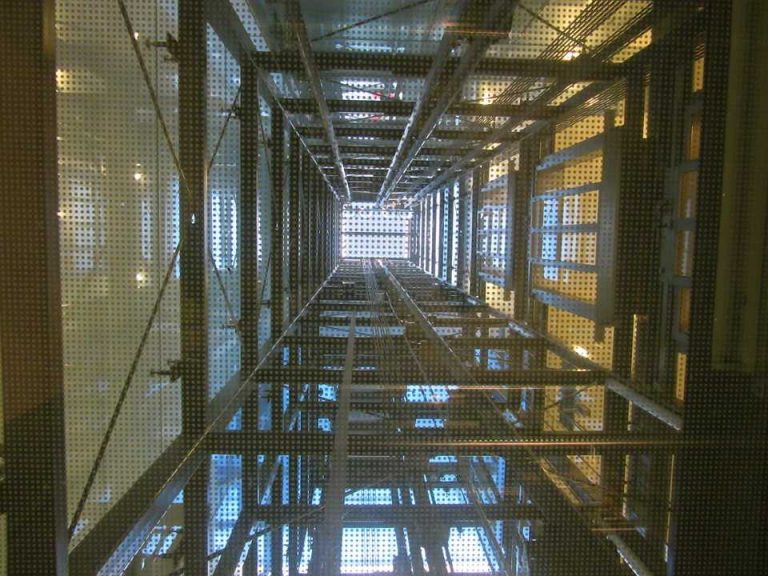 После обысков в Rīgas namu pārvaldnieks задержан глава компании, обслуживающей лифты