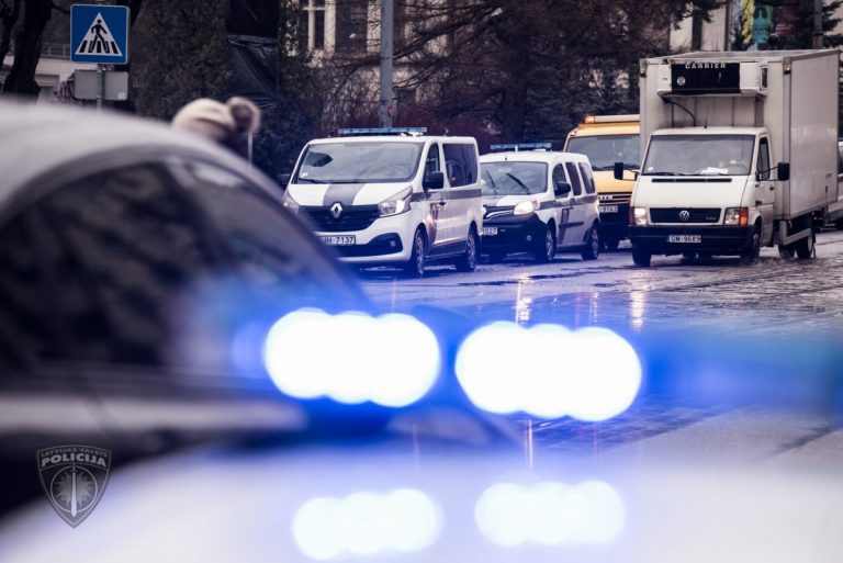 236 км/ч по встречке и с сиреной: полицейские решили развлечься и сняли видео