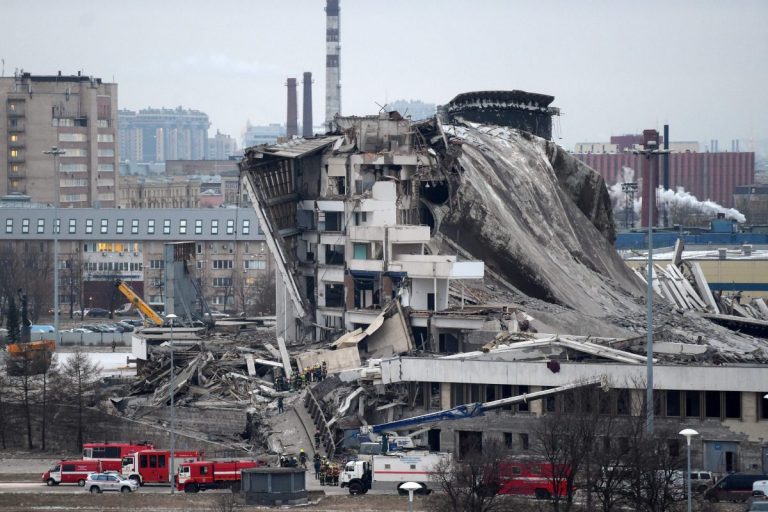 Спасатели нашли погибшего при обрушении спорткомплекса в Петербурге