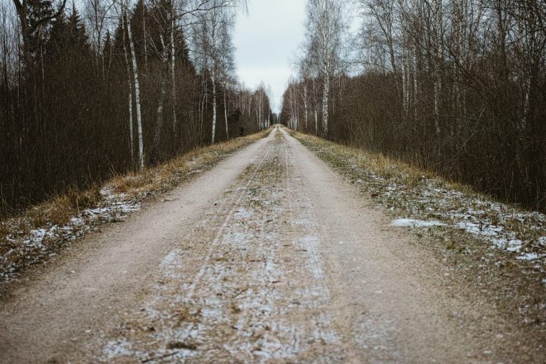 Снег и лед: на большей части Латвии затруднено движение