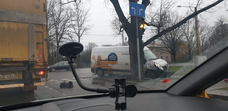 Бусик Latvijas pasts потерпел аварию в Зиепниекалнсе. Теперь не работает светофор