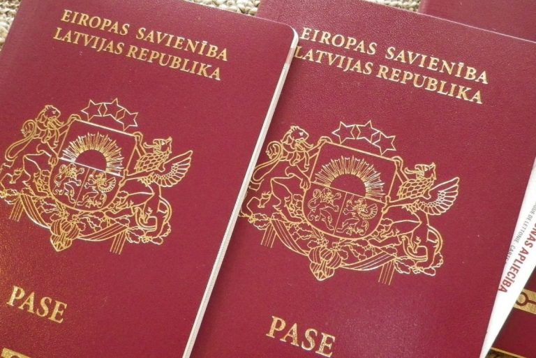 Из широких штанин: латвийский паспорт занял высокое место в мировом рейтинге