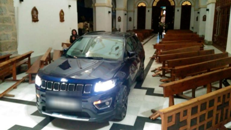 Почувствовал что-то неладное: автомобилист протаранил храм в попытке «укрыться от дьявола»