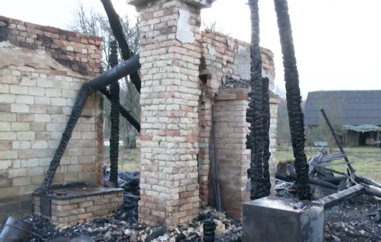 Сгорела бабушка и кот с собакой: внук рассказал подробности страшного пожара под Кулдигой (ВИДЕО)