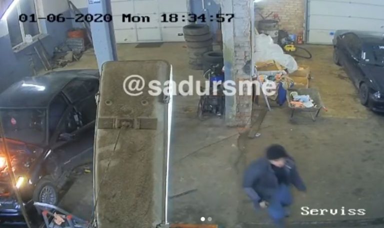 ВИДЕО: в автосервисе загорелась машина, огнетушителя под рукой не оказалось