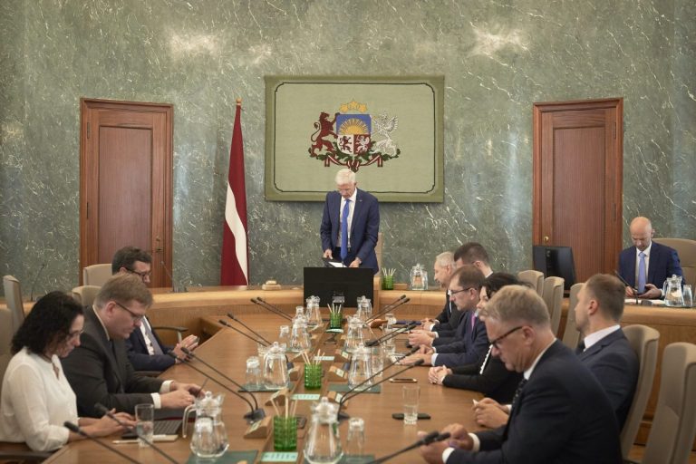 Опрос: жители Латвии плохо знают министров и еще хуже их оценивают