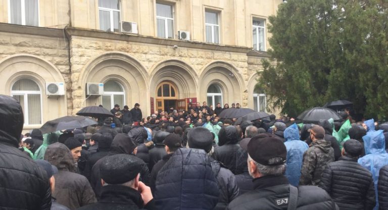 Оппозиционеры в Абхазии штурмуют администрацию президента