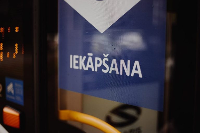 Rīgas satiksme запускает еще больше транспорта со входом только через передние двери