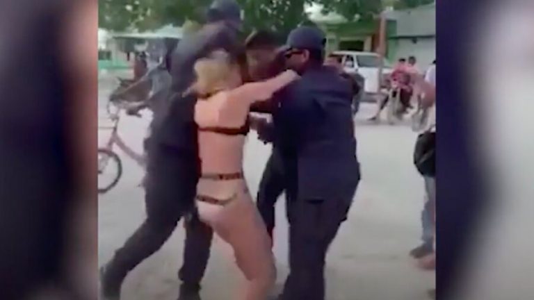 Девушка на отдыхе вышла на улицу в бикини и оказалась за решеткой