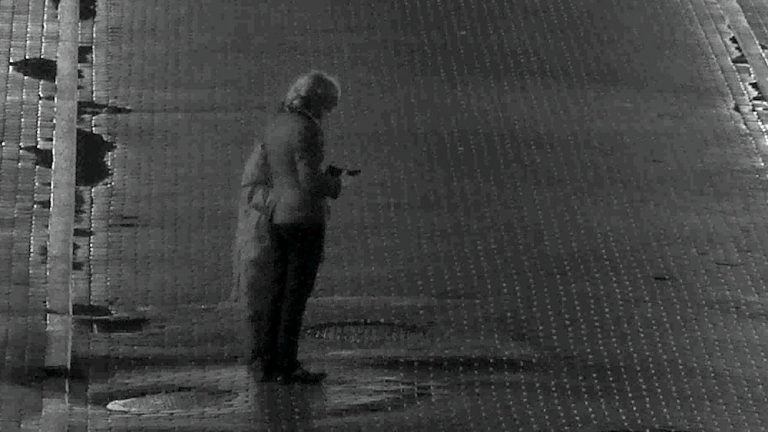 Во всем виноват виски: парень из Ирландии пытался соблазнить бездомную в Старой Риге (ВИДЕО)