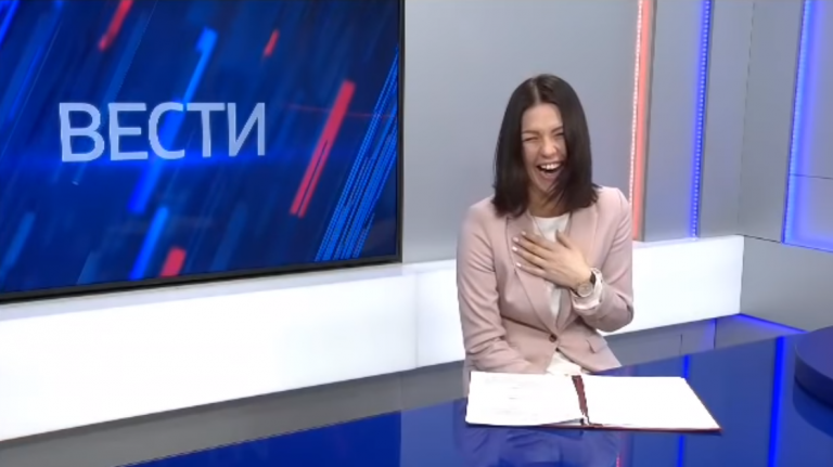 Телеведущая расхохоталась, зачитывая новости о повышении льгот на 3% (ВИДЕО)