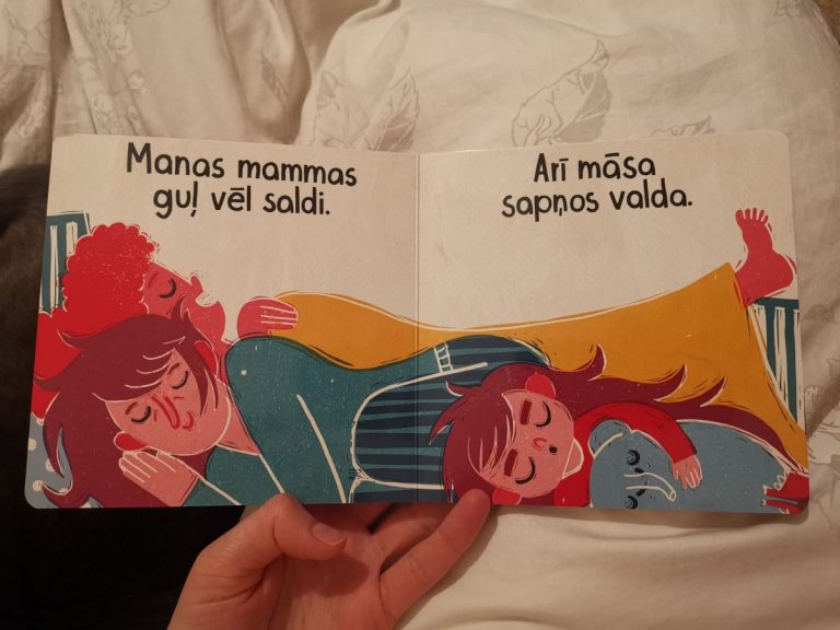 Две мамы и два папы: в Латвии продаются книги для детей об однополых семьях