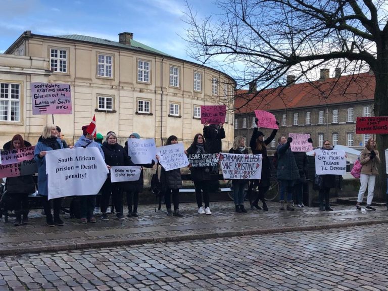 «Не отнимайте у детей мать!». Около 30 человек в Дании опротестовали выдачу гражданки Латвии