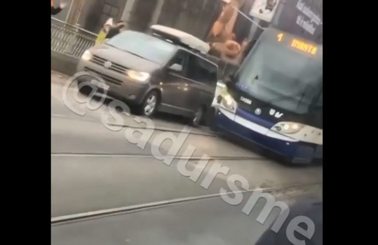 ВИДЕО: авария на ВЭФовском мосту с участием трамвая, образовалась пробка