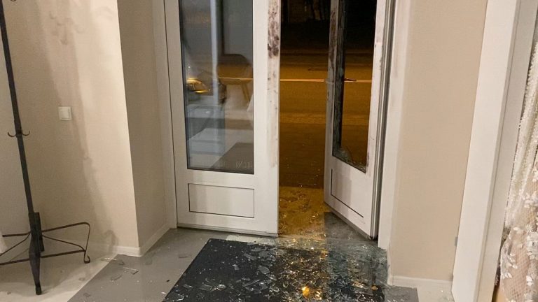 «Разбили стекло, уносили в спешке». В Риге из свадебного салона украли эксклюзивные платья