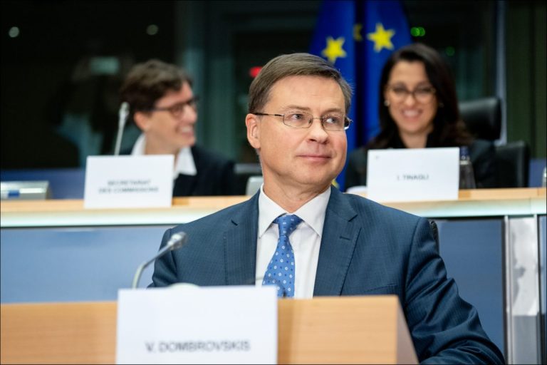 Домбровскис доволен: Европа пророчит Латвии рост зарплат и благосостояния жителей