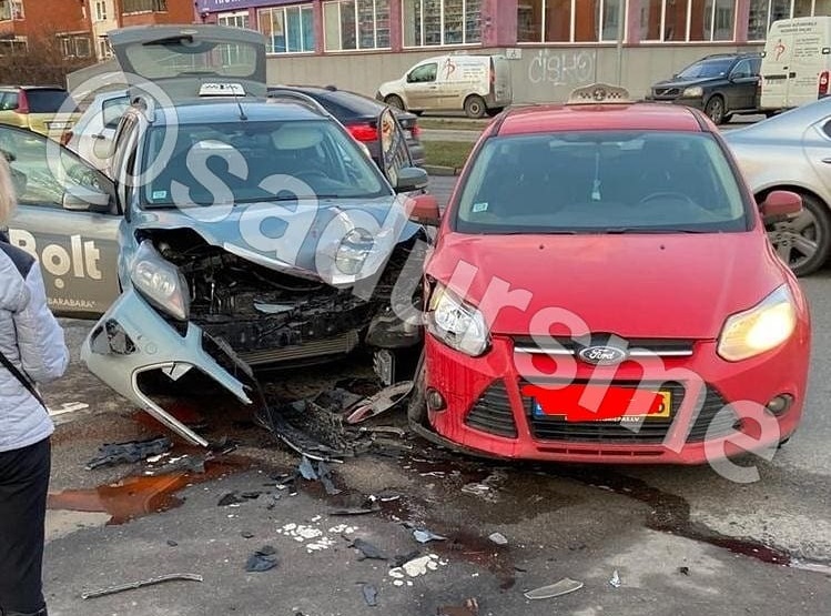 Встретились два таксиста. В рижском микрорайоне произошла крупная авария