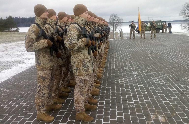 ВИДЕО: латвийская армия расширяется. В Алуксне торжественно присягнули 42 новобранца