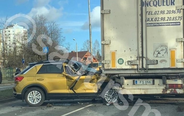 Водителю могло стать плохо. В Риге Volkswagen врезался в грузовик