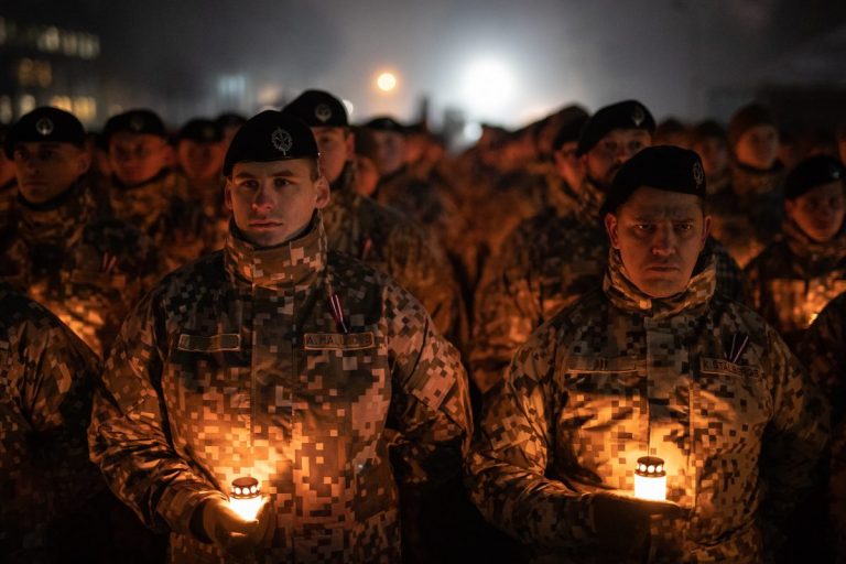 Глава Госканцелярии: число госслужащих надо сокращать, но военные – исключение