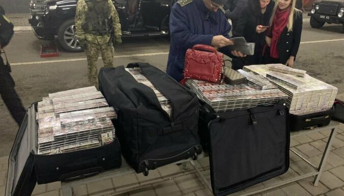 На Украине задержан почетный консул Латвии с тремя чемоданами сигарет (ВИДЕО)