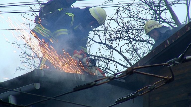«Сама бы не выбралась»: погорельцы об опасном пожаре в Риге