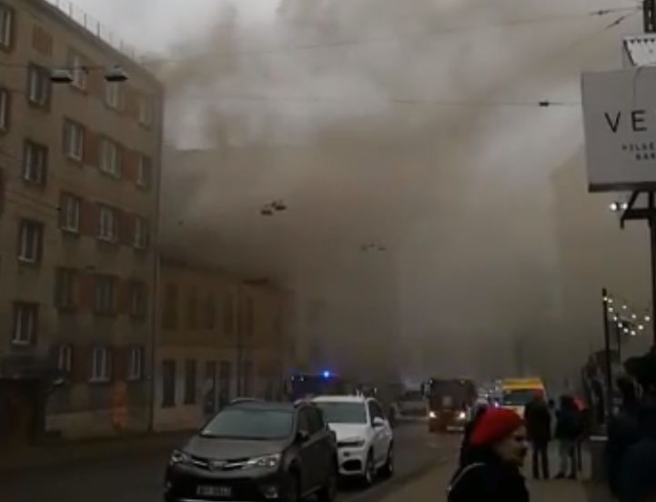 Пожар в центре Риги: оцеплены окрестности Стабу и Валдемара (ВИДЕО)