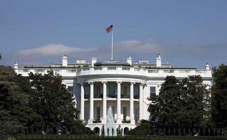 Иностранцам станет сложнее переехать жить в США