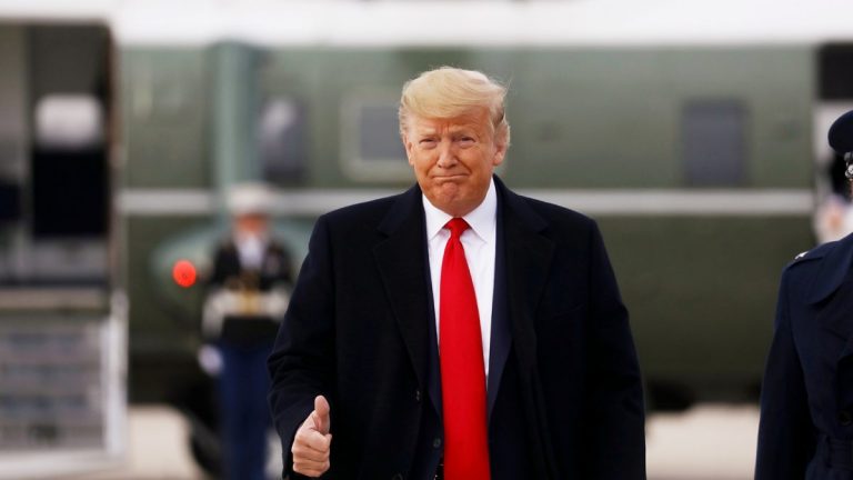 Монеты, тарелки, сумки: в США опубликован список подарков Трампу