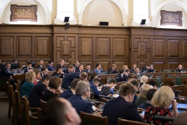 Опрос: политическим партиям доверяют всего 6% латвийцев