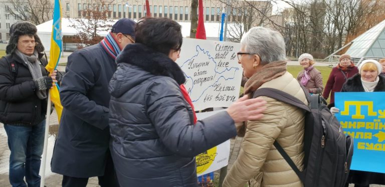 Сандра Калниете вышла на пикет против «агрессии России» на Украине