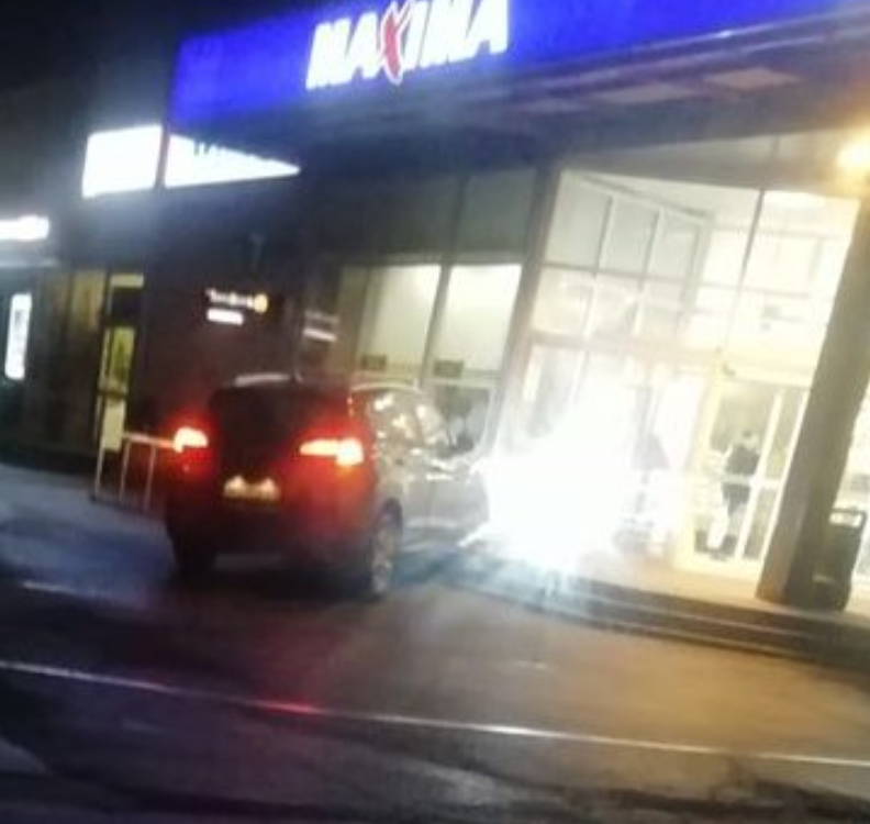 ФОТО: ребенок на машине чуть не въехал в дверь магазина