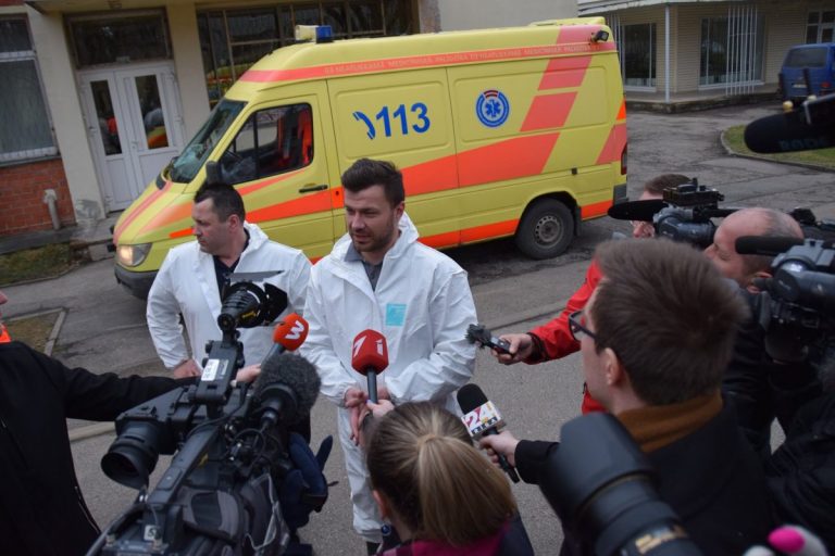 «Пойду на улицу и обчихаю всех»: житель Латвии угрожал медикам «скорой»