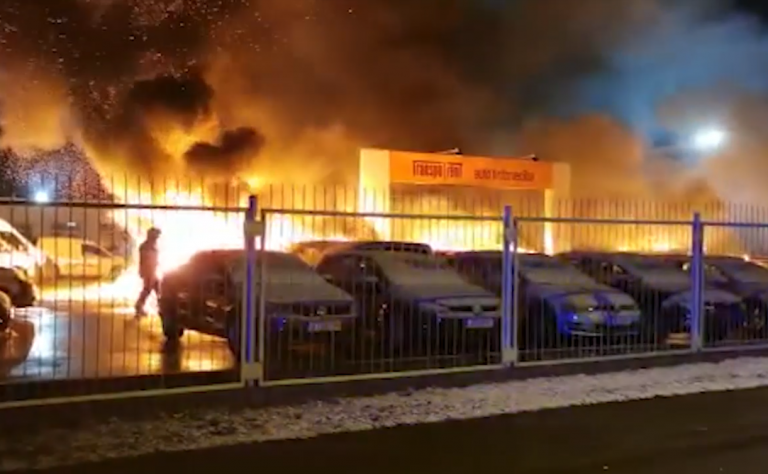 ВИДЕО: в Риге ночью сгорели выставленные на продажу машины