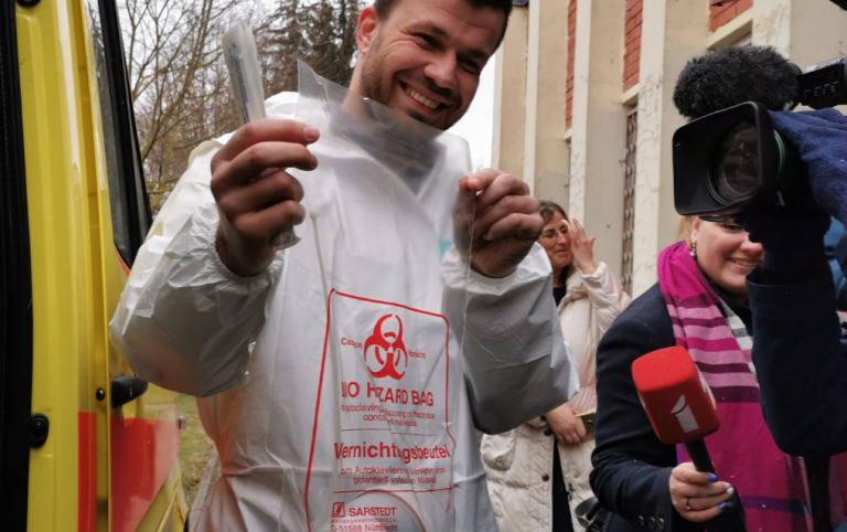 «Я не боюсь!»: медик «скорой» перед отправкой к пациентам с подозрением на коронавирус