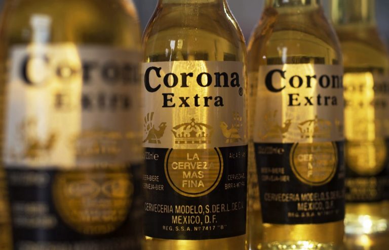 Американцы стали пить меньше пива Corona из‑за коронавируса
