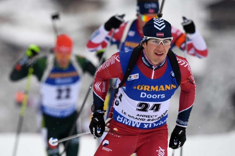 Латвийский биатлонист завоевал серебро на чемпионате Европы